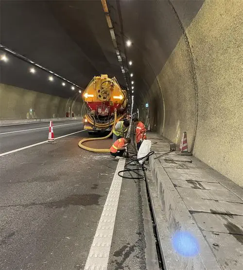 东风隧道排水渠清淤